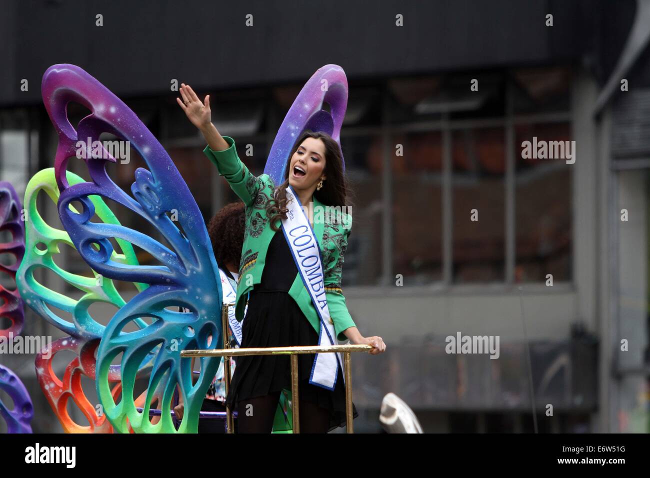 (140831) -- BOGOTA, 31 août 2014 (Xinhua) -- Miss Colombie, Paulina Vega, prend part à la 26e marche de solidarité pour la Colombie a tenu par la solidarité pour la Colombie, à Bogota, Colombie, le 31 août, 2014. La marche de solidarité pour la Colombie a été organisée pour solliciter des fonds pour l'aide sociale, selon la presse locale. (Xinhua/Enciso Allemand/COLPRENSA) ***OBLIGATOIRE*** ***AUCUNE VENTE DE CRÉDIT-AUCUNE ARCHIVE*** ***USAGE ÉDITORIAL SEULEMENT*** ***COLOMBIE OUT*** Banque D'Images