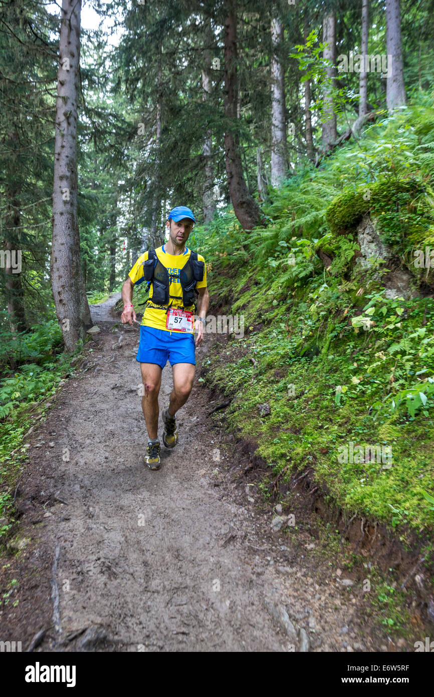 Haut module de finition britannique Jez Bragg passe au-dessus du col de la Forclaz en Suisse sur le chemin d'une 20e place à l'UTMB. La course a l'ossature à travers 3 pays alpins (France, Suisse et Italie), plus de nombreux passages de haute montagne pour un total de 163km de course et 9600m de gain de hauteur totale, alors que leur tour du massif du Mont Blanc. La course se déroule en semi-autonomie avec seulement quelques arrêts pour l'alimentation et l'eau. Il est exécuté pour 2 nuits et 2 jours. Le premier porteur atteint Chamonix en moins de 21 heures. Banque D'Images