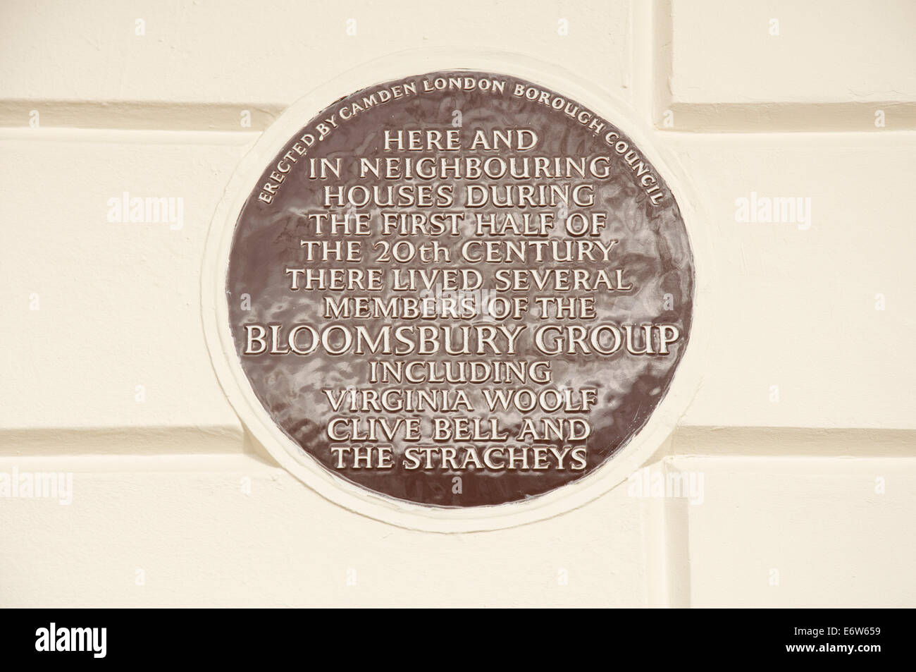 Une plaque en céramique à 50 Gordon Square, à Camden, qui était à la maison à plusieurs membres du Bloomsbury group, y compris Virginia Woolf. Londres, Angleterre. Banque D'Images