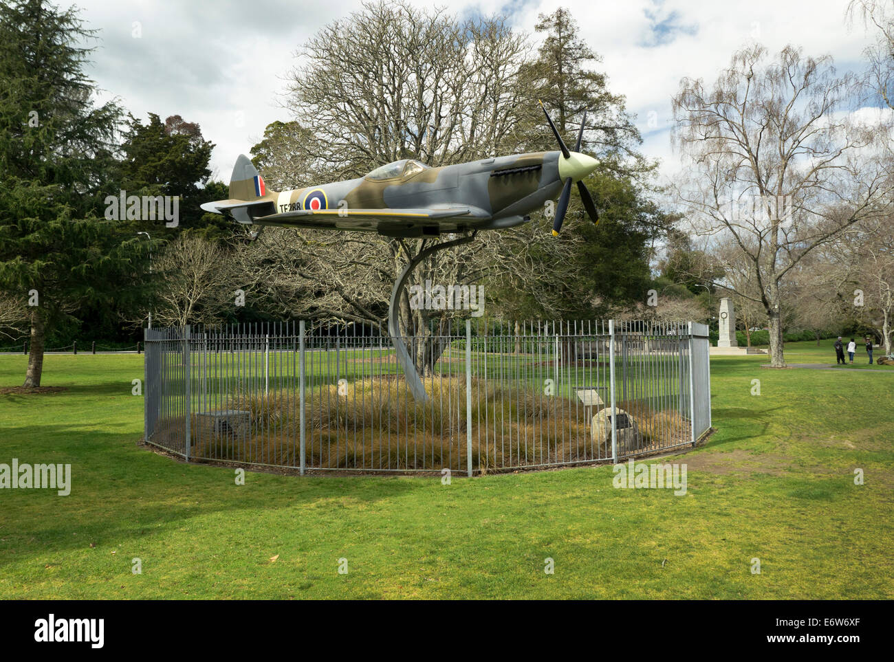 Spitfire réplique et War Memorial, Memorial Park par la rivière Waikato, Ville de Hamilton, Nouvelle-Zélande Banque D'Images