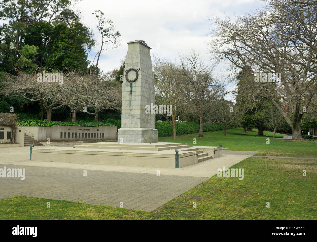 Spitfire réplique et War Memorial, Memorial Park par la rivière Waikato, Ville de Hamilton, Nouvelle-Zélande Banque D'Images