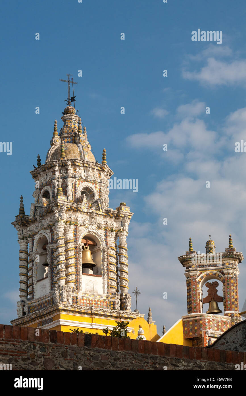 La tour de l'église de San Francisco est un exemple d'architecture baroque et vice-royal talavera en Acatepec, Puebla, Mexique. Banque D'Images