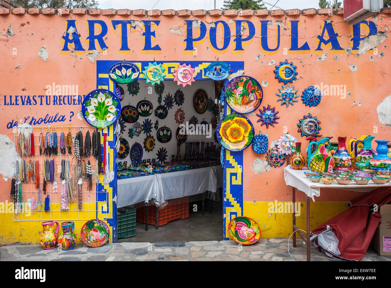 Un petit magasin d'artisanat coloré près du centre-ville de Cholula, Puebla, Mexique. Banque D'Images