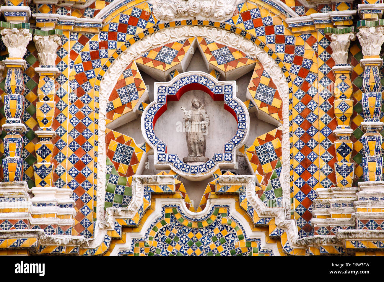 Détail de la façade baroque de l'église de San Francisco Acatepec près de Puebla, Mexique. Banque D'Images