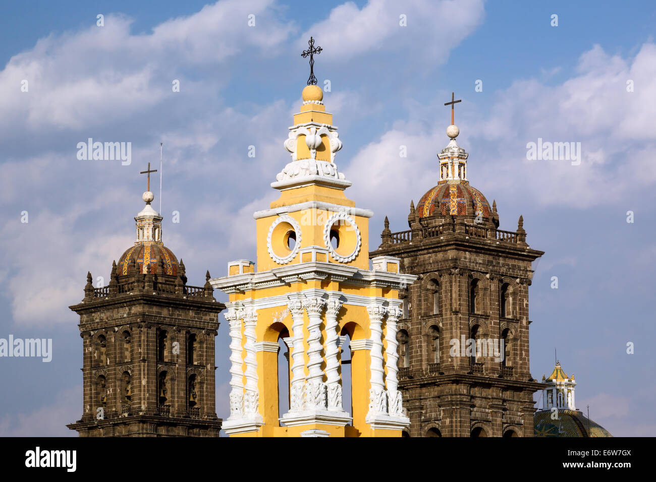 Trois tours d'église dans le centre-ville colonial de Puebla, Mexique. Banque D'Images