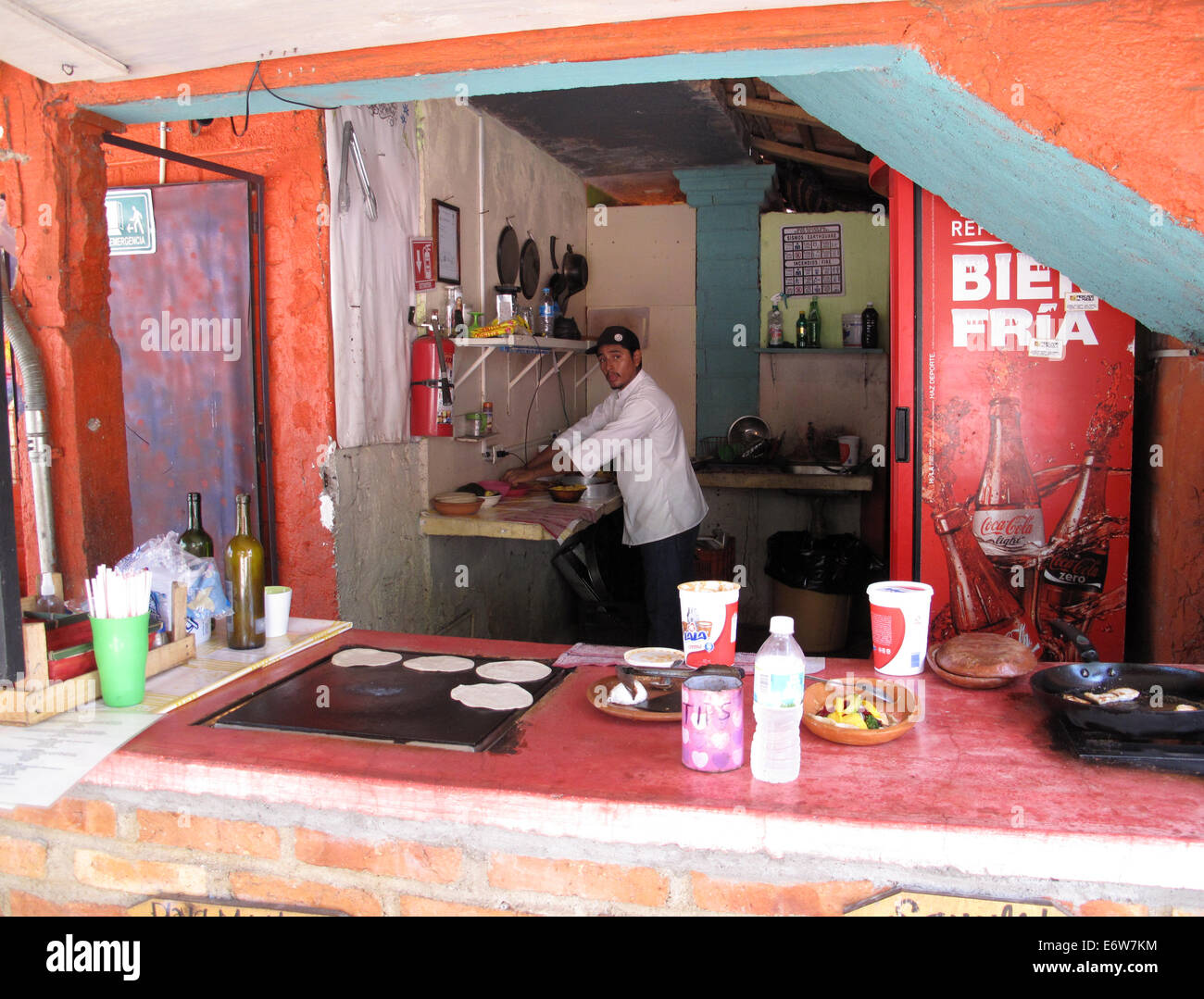 L'homme de préparer des aliments à un stand de tacos à Sayulita, Mexique. Banque D'Images