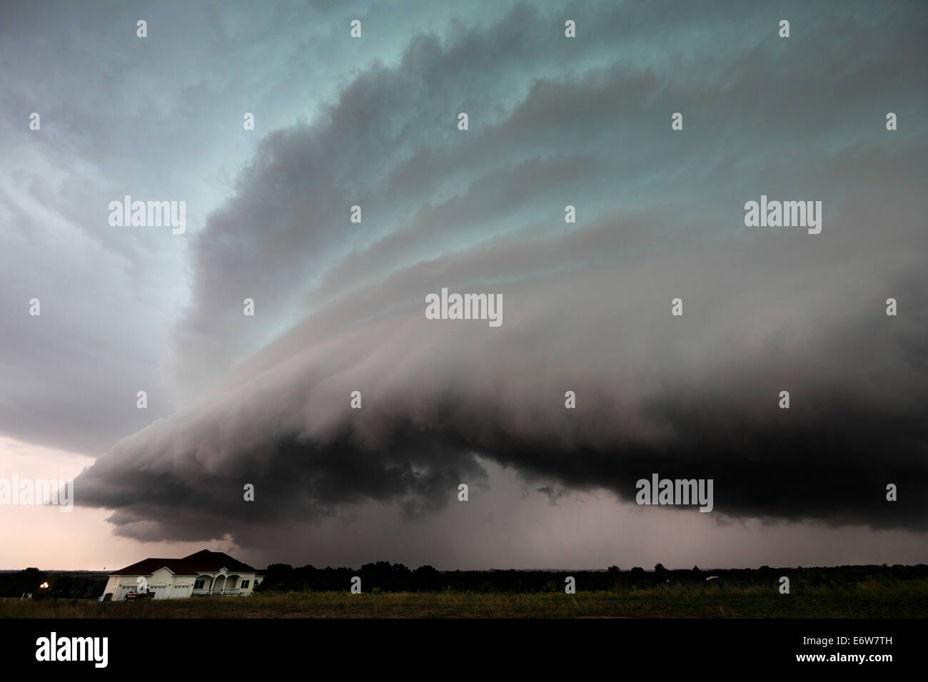 New York, États-Unis. 31 août, 2014. Un plateau tournant cloud--un puissant orage--se déplace au-dessus d'une maison rurale sur la campagne de l'Est du Nebraska. L'Est du Nebraska a été touché par de violents orages le 31 août 2014. Credit : LorenRyePhoto/Alamy Live News Banque D'Images New York, États-Unis. 31 août, 2014. Un plateau tournant cloud--un puissant orage--se déplace au-dessus d'une maison rurale sur la campagne de l'Est du Nebraska. L'Est du Nebraska a été touché par de violents orages le 31 août 2014. Credit : LorenRyePhoto/Alamy Live News Banque D'Images