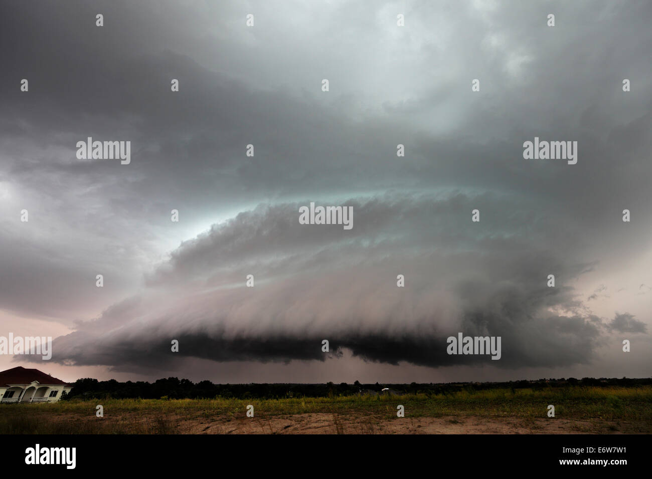 New York, États-Unis. 31 août, 2014. Un plateau tournant cloud--un puissant orage--se déplace vers une maison rurale sur la campagne de l'Est du Nebraska. L'Est du Nebraska a été touché par de violents orages le 31 août 2014. Credit : LorenRyePhoto/Alamy Live News Banque D'Images New York, États-Unis. 31 août, 2014. Un plateau tournant cloud--un puissant orage--se déplace vers une maison rurale sur la campagne de l'Est du Nebraska. L'Est du Nebraska a été touché par de violents orages le 31 août 2014. Credit : LorenRyePhoto/Alamy Live News Banque D'Images
