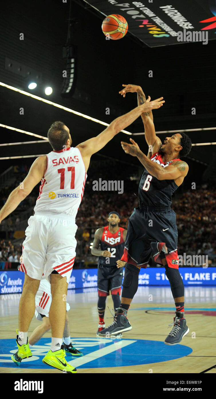 Bilbao, Espagne. 31 août, 2014. Derrick Rose (R) de la United States pousses durant le match du groupe C entre les États-Unis et la Turquie lors de la Coupe du Monde de Basketball FIBA 2014, à Bilbao, Espagne, le 31 août, 2014. Les États-Unis ont gagné 98-77. (Xinhua/Xie Haining) Credit : Xinhua/Alamy Live News Banque D'Images