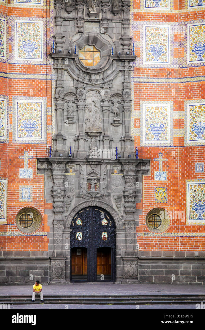 Tile décore la façade du temple de San Francisco à Puebla, au Mexique. Banque D'Images