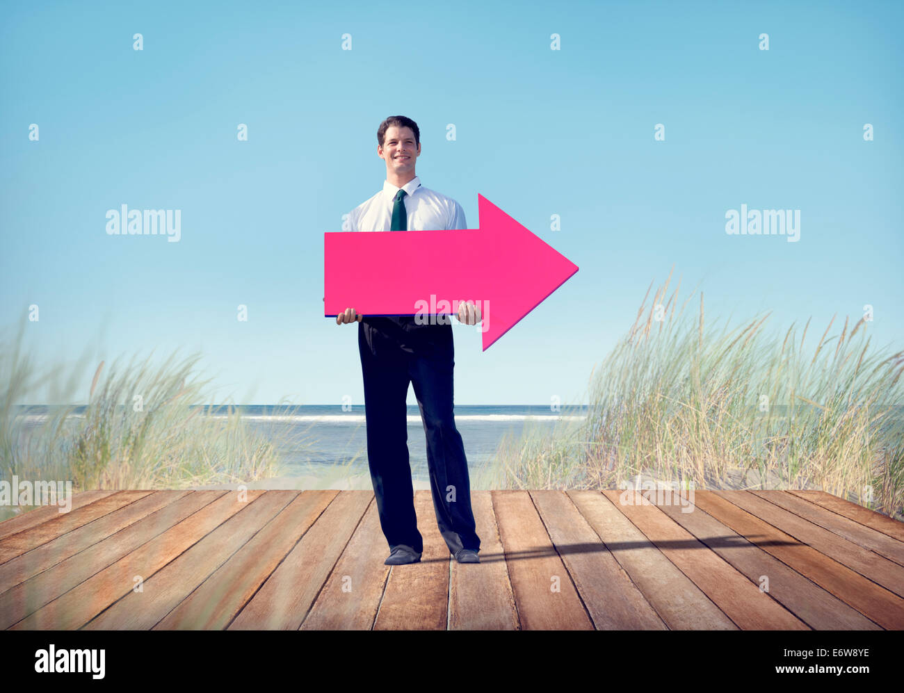 Businessman Holding Arrow Sign Outdoors Banque D'Images