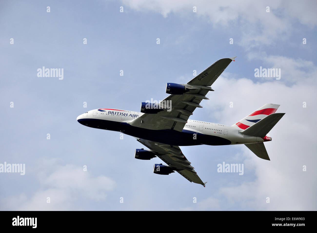 British Airways Airbus A380 décollant de l'aéroport de Heathrow, Stanwell Moor, Surrey, Angleterre, Royaume-Uni Banque D'Images