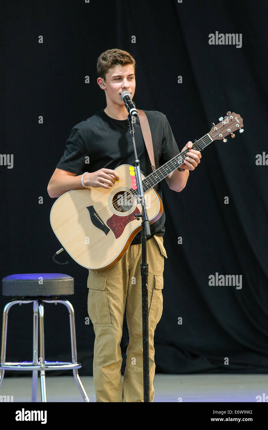 Greensboro, North Carolina, USA. 29 août, 2014. Musique Artiste SHAWN MENDES effectue au White Oak Amphitheatre en Caroline du Nord. Shawn Peter Raul Mendes (né le 8 août 1998) est un artiste canadien de la musique. © Andy Martin Jr./ZUMA/Alamy Fil Live News Banque D'Images