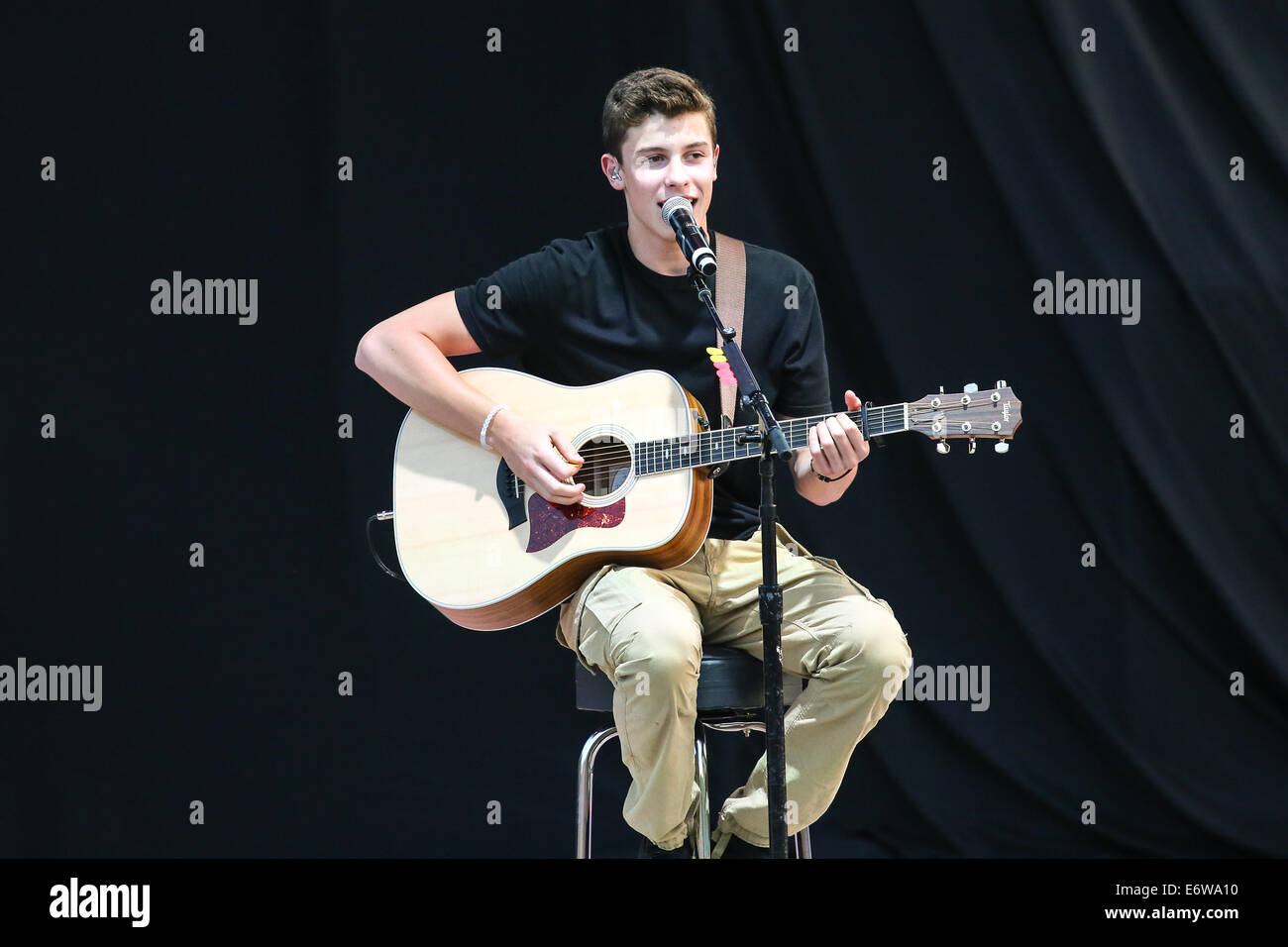 Greensboro, North Carolina, USA. 29 août, 2014. Musique Artiste SHAWN MENDES effectue au White Oak Amphitheatre en Caroline du Nord. Shawn Peter Raul Mendes (né le 8 août 1998) est un artiste canadien de la musique. © Andy Martin Jr./ZUMA/Alamy Fil Live News Banque D'Images