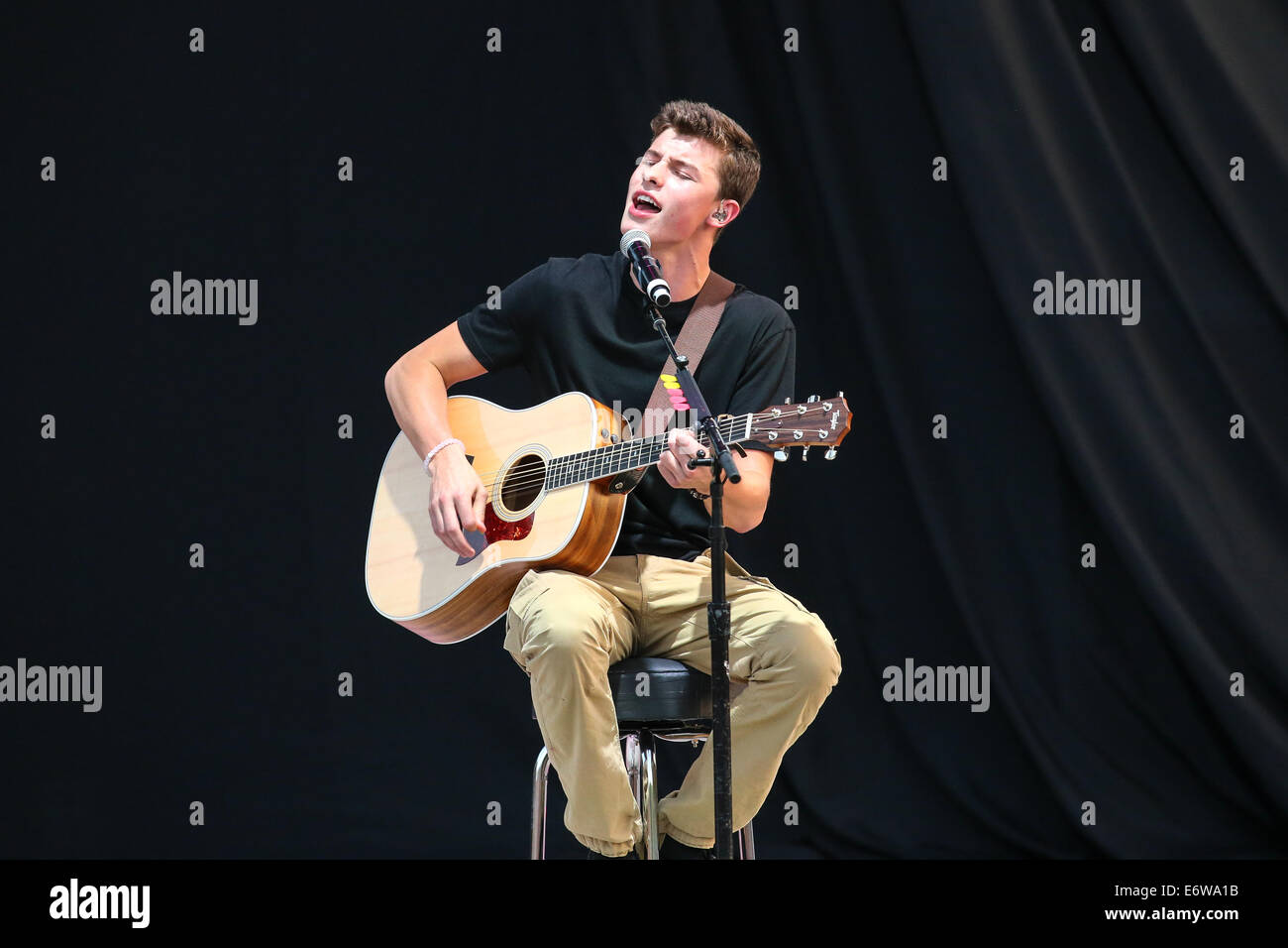 Greensboro, North Carolina, USA. 29 août, 2014. Musique Artiste SHAWN MENDES effectue au White Oak Amphitheatre en Caroline du Nord. Shawn Peter Raul Mendes (né le 8 août 1998) est un artiste canadien de la musique. © Andy Martin Jr./ZUMA/Alamy Fil Live News Banque D'Images