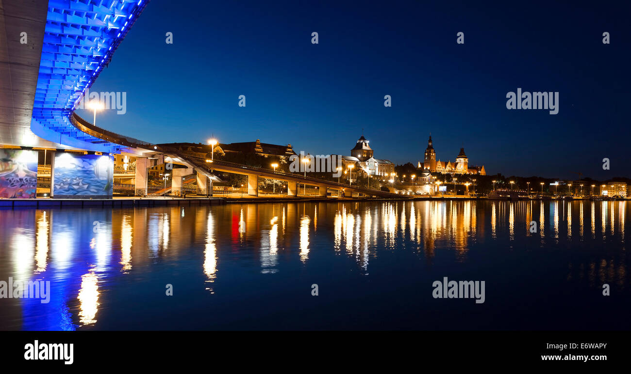 Quai Chrobry à Szczecin (Stettin) Ville de nuit, la Pologne. Banque D'Images