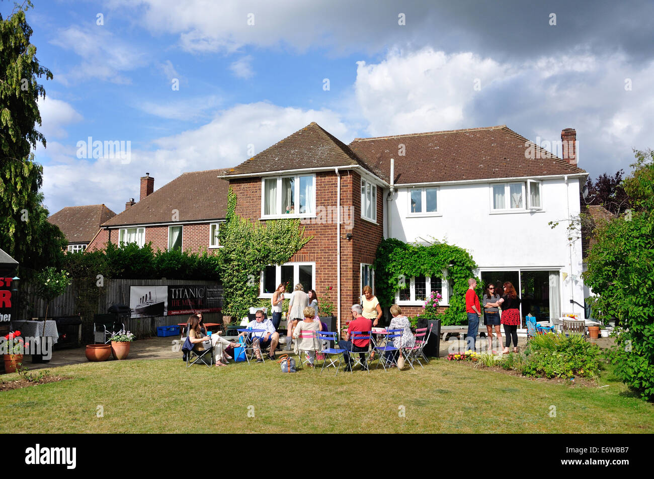 Barbecue familial dans jardin, Maidenhead, Royal Borough of Windsor and Maidenhead, Berkshire, Angleterre, Royaume-Uni Banque D'Images
