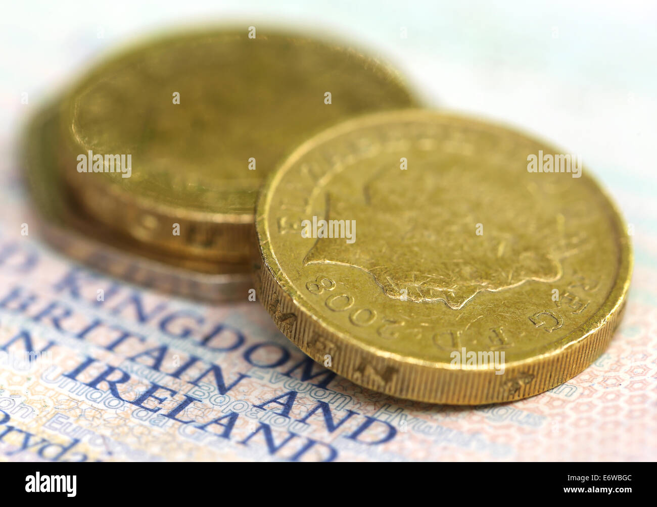 Close up de certaines pièces Livre britannique sur le passeport Banque D'Images