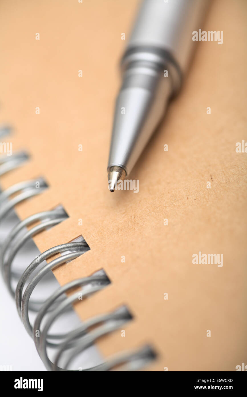Stylo à bille sur carnet à spirales. Profondeur de champ. Libre. Banque D'Images