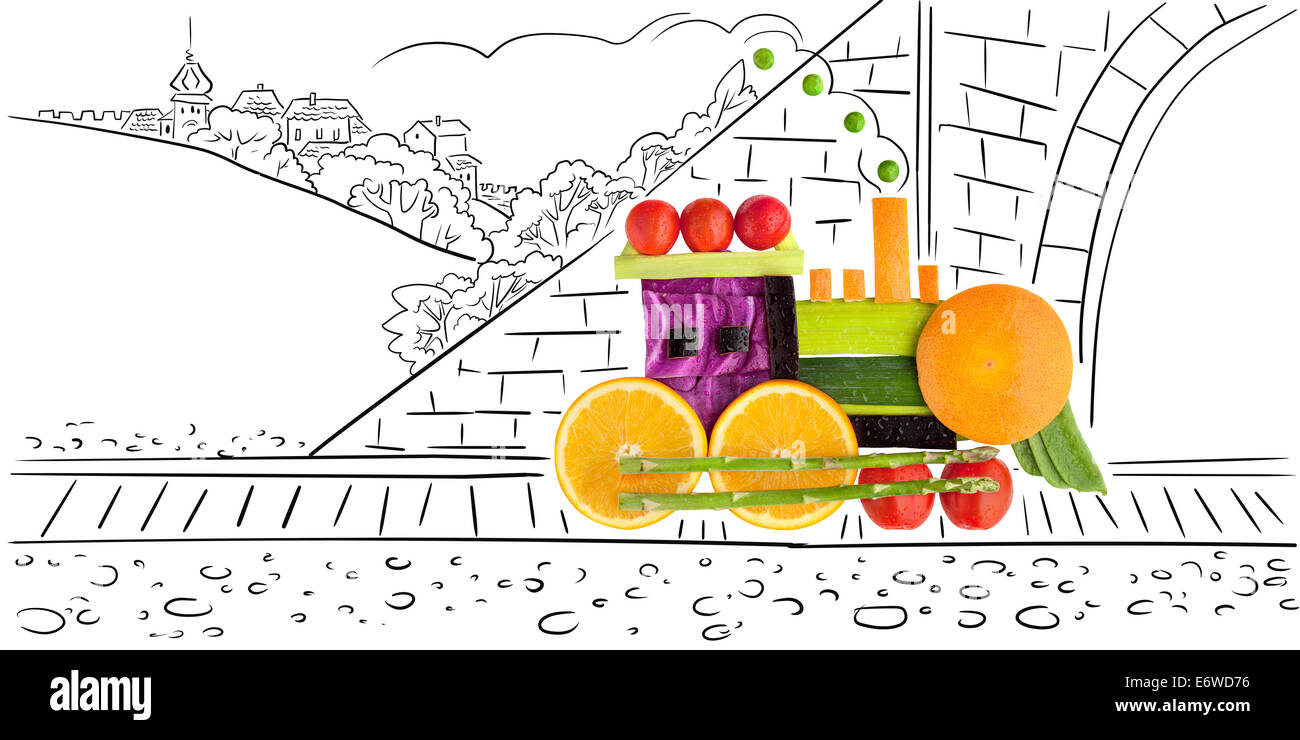 Fruits et légumes dans la forme d'une locomotive d'époque, isolé sur blanc. Banque D'Images