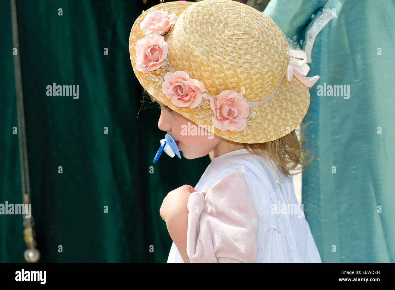 Europe France Bouches Du Rhone Arles Jour Costume Festival Bebe Portant Le Chapeau De Paille Traditionnel Avec Lucette Photo Stock Alamy Europe France Bouches Du Rhone Arles Jour Costume Festival Bebe Portant Le Chapeau De Paille Traditionnel Avec Lucette Photo Stock Alamy