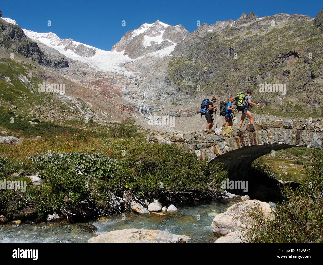 Crossing bridge ci-dessous refuge Elisabetta, Tour du Mont Blanc Banque D'Images