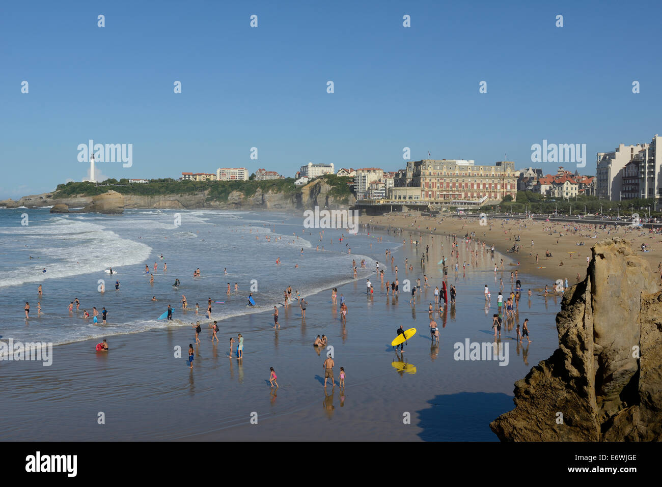 France, golfe de Gascogne, Pays Basque, Biarritz et sa station balnéaire de grande plage, les surfers et les baigneurs Banque D'Images