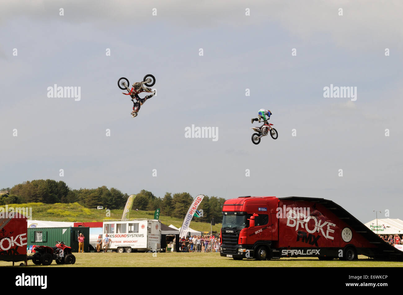 L'équipe de démonstration de Moto divertissant la foule à un spectacle Banque D'Images