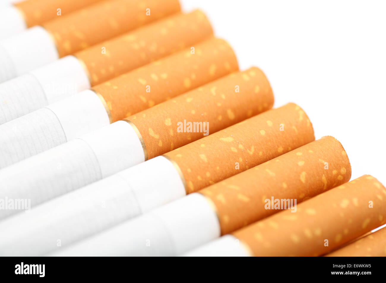 Libre de cigarettes à bout filtre. Arrière-plan blanc. Profondeur de champ. Banque D'Images