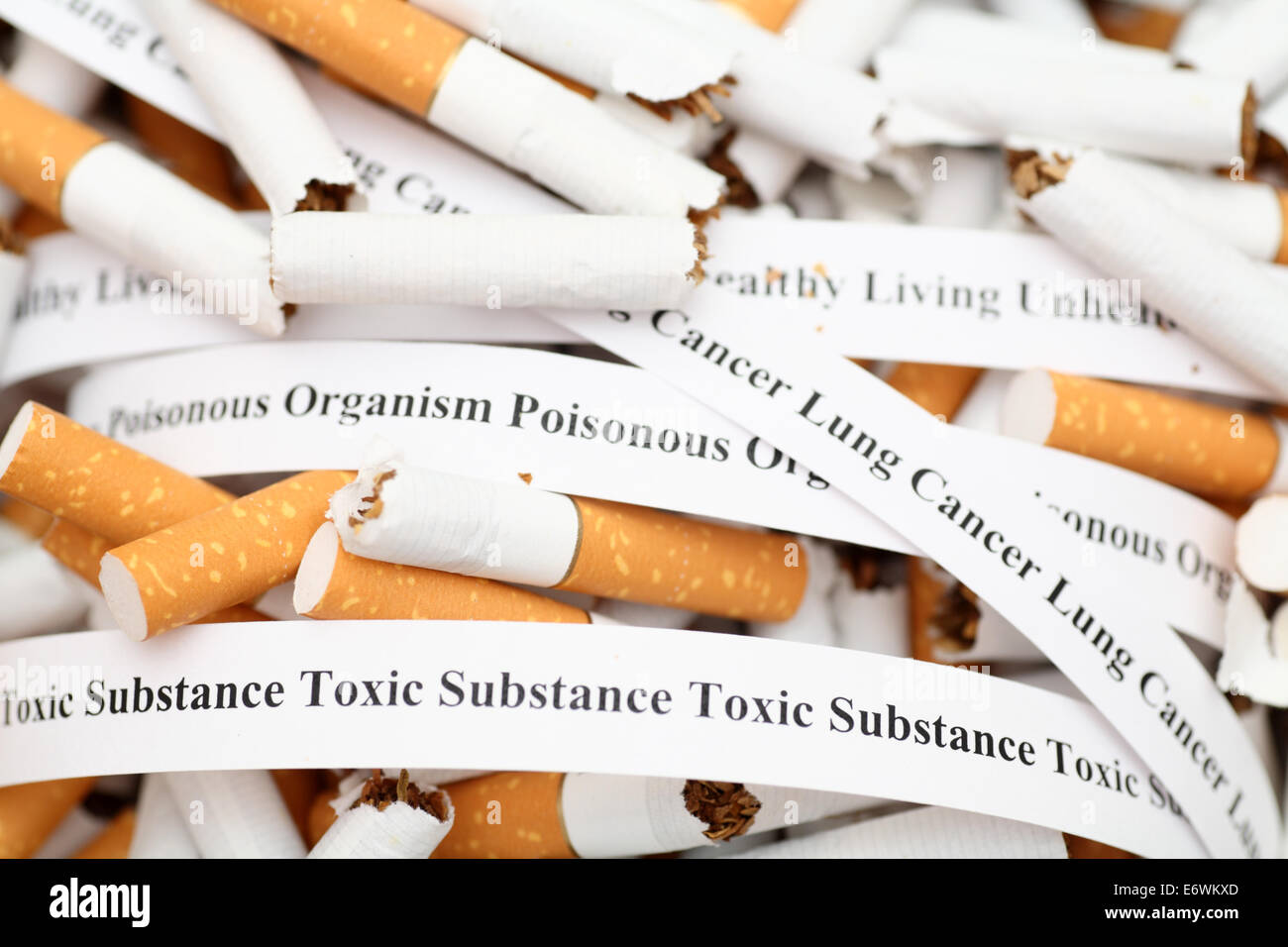 Arrêter de fumer ! Heap de cigarettes et les messages d'avertissement. Close-up. Banque D'Images