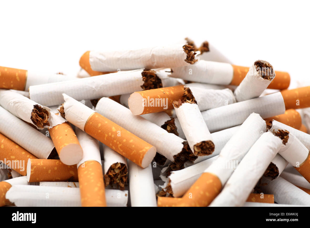 Arrêter de fumer ! Tas de cigarettes contre fond blanc cassé. Libre. Banque D'Images