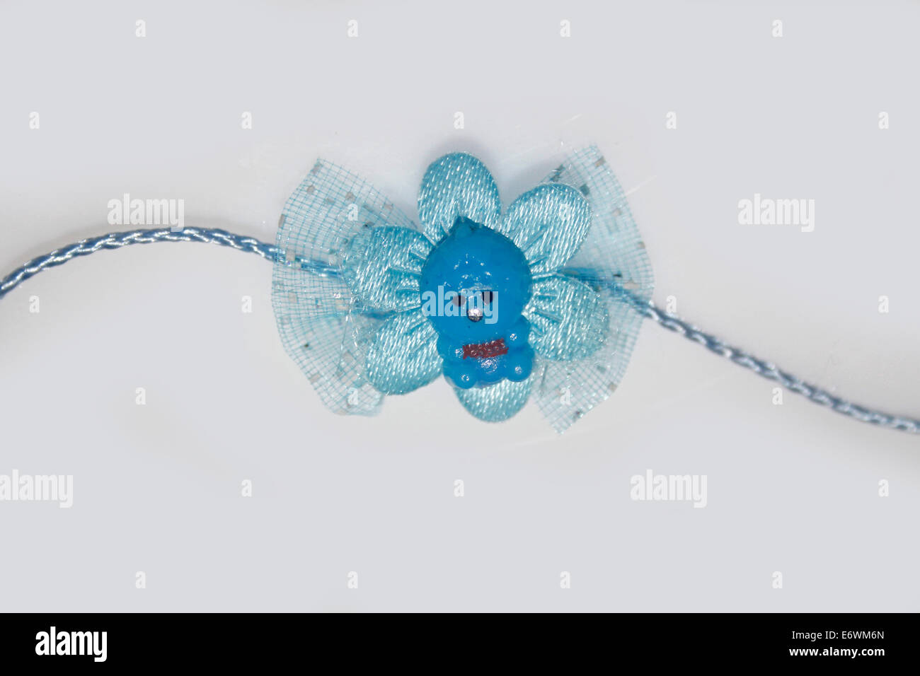 Rakhi pour Raksha Bhandhan, c'est un festival traditionnel indien dans lequel une soeur étroits rakhi sur la main de son frère. Banque D'Images Rakhi pour Raksha Bhandhan, c'est un festival traditionnel indien dans lequel une soeur étroits rakhi sur la main de son frère. Banque D'Images