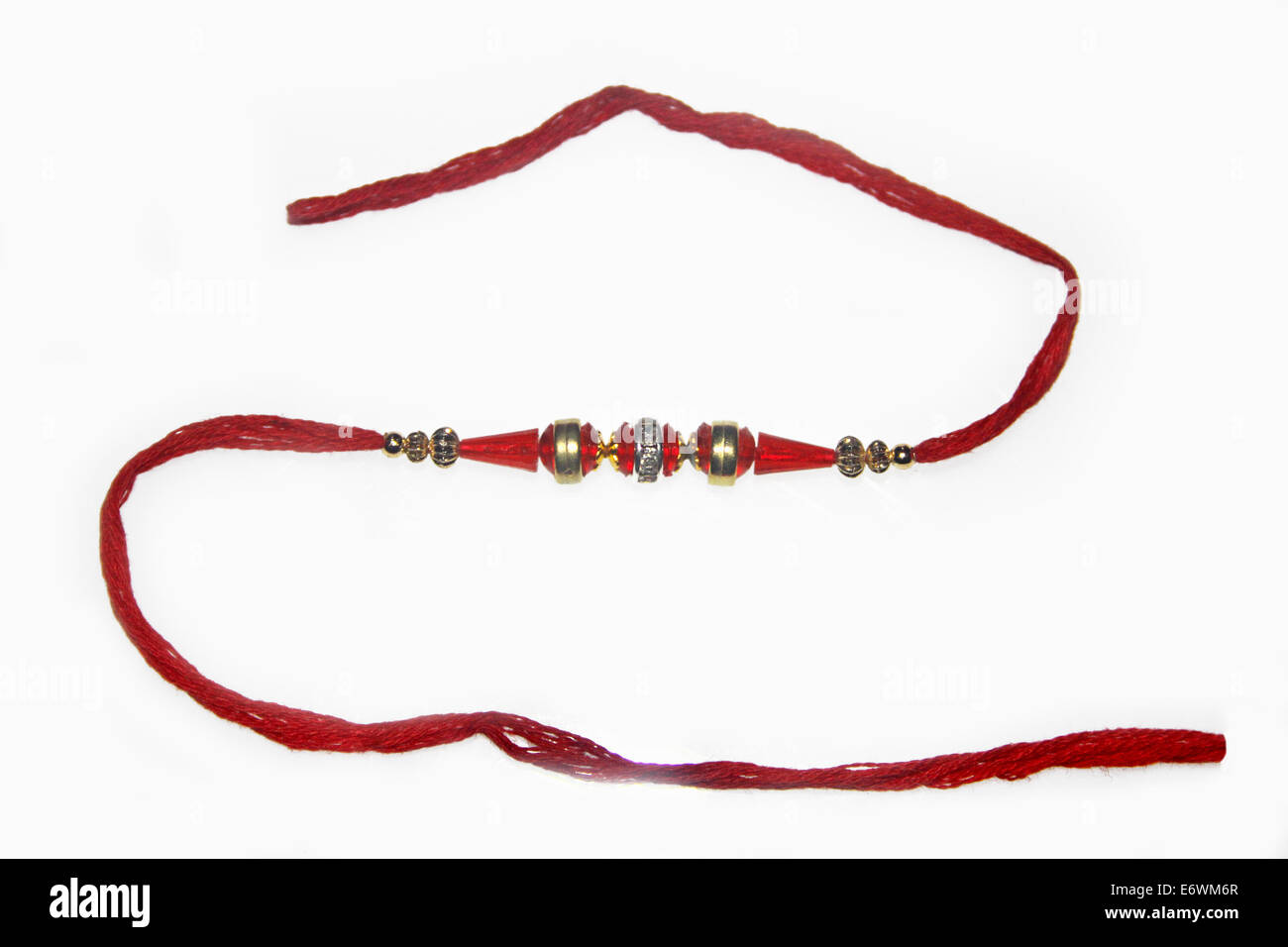Rakhi pour Raksha Bhandhan, c'est un festival traditionnel indien dans lequel une soeur étroits rakhi sur la main de son frère. Banque D'Images