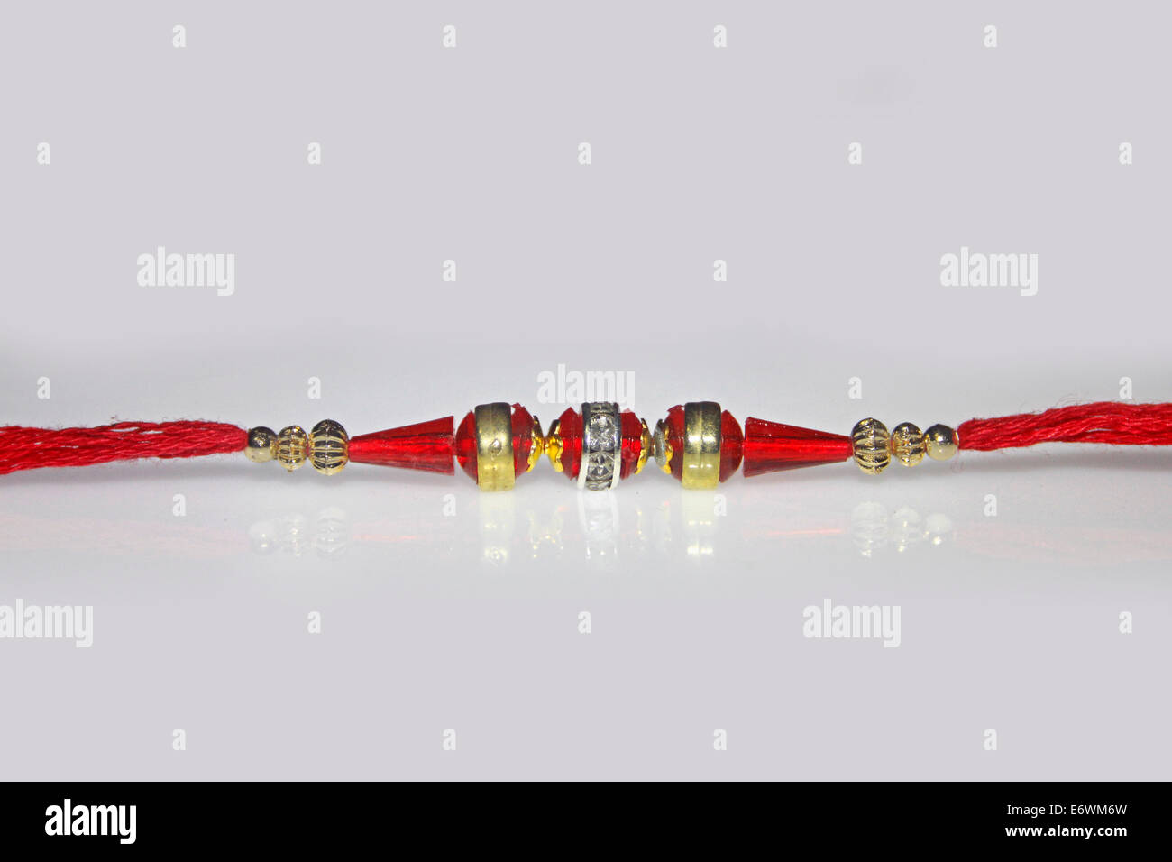 Rakhi pour Raksha Bhandhan, c'est un festival traditionnel indien dans lequel une soeur étroits rakhi sur la main de son frère. Banque D'Images Rakhi pour Raksha Bhandhan, c'est un festival traditionnel indien dans lequel une soeur étroits rakhi sur la main de son frère. Banque D'Images