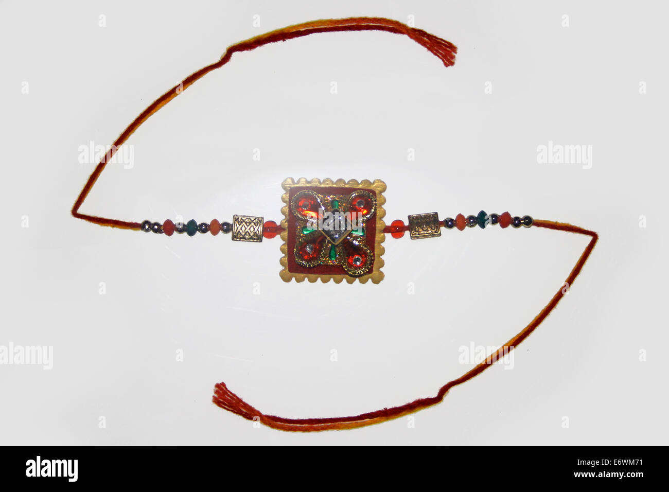 Rakhi pour Raksha Bhandhan, c'est un festival traditionnel indien dans lequel une soeur étroits rakhi sur la main de son frère. Banque D'Images Rakhi pour Raksha Bhandhan, c'est un festival traditionnel indien dans lequel une soeur étroits rakhi sur la main de son frère. Banque D'Images