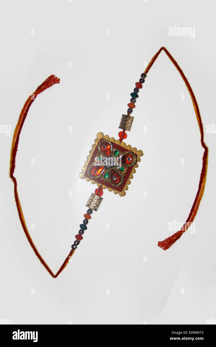 Rakhi pour Raksha Bhandhan, c'est un festival traditionnel indien dans lequel une soeur étroits rakhi sur la main de son frère. Banque D'Images Rakhi pour Raksha Bhandhan, c'est un festival traditionnel indien dans lequel une soeur étroits rakhi sur la main de son frère. Banque D'Images
