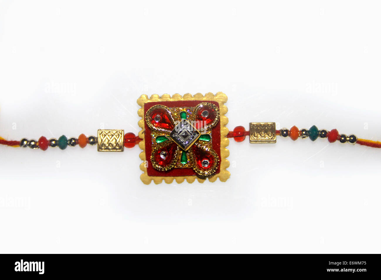 Rakhi pour Raksha Bhandhan, c'est un festival traditionnel indien dans lequel une soeur étroits rakhi sur la main de son frère. Banque D'Images Rakhi pour Raksha Bhandhan, c'est un festival traditionnel indien dans lequel une soeur étroits rakhi sur la main de son frère. Banque D'Images