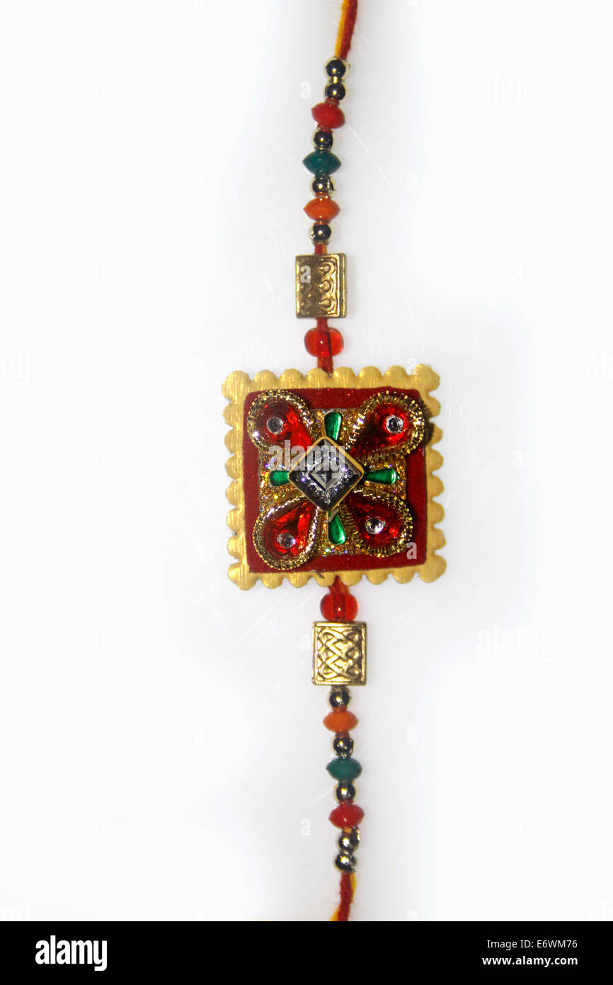 Rakhi pour Raksha Bhandhan, c'est un festival traditionnel indien dans lequel une soeur étroits rakhi sur la main de son frère. Banque D'Images Rakhi pour Raksha Bhandhan, c'est un festival traditionnel indien dans lequel une soeur étroits rakhi sur la main de son frère. Banque D'Images