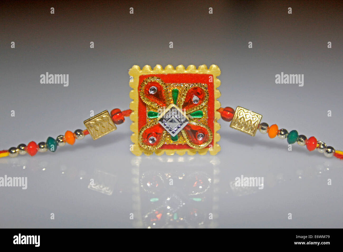 Rakhi pour Raksha Bhandhan, c'est un festival traditionnel indien dans lequel une soeur étroits rakhi sur la main de son frère. Banque D'Images Rakhi pour Raksha Bhandhan, c'est un festival traditionnel indien dans lequel une soeur étroits rakhi sur la main de son frère. Banque D'Images