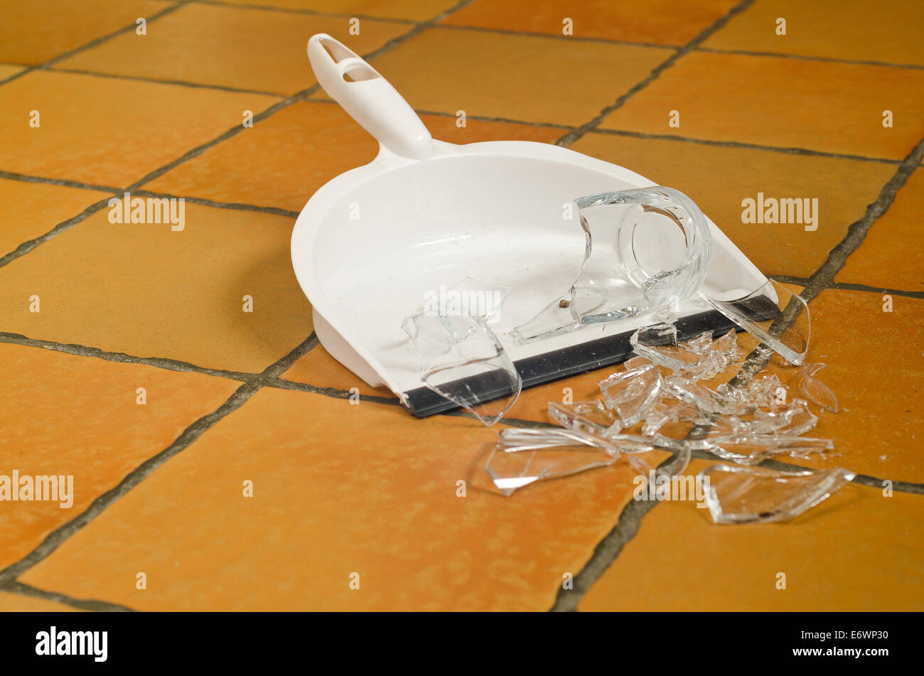 Pile de débris de verre brisé sur le plancher après l'accident et de verre des mains humides renversé Banque D'Images