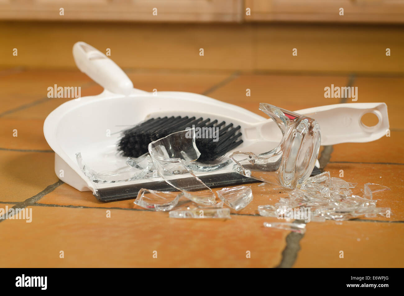 Pile de débris de verre brisé sur le plancher après l'accident et de verre des mains humides renversé Banque D'Images