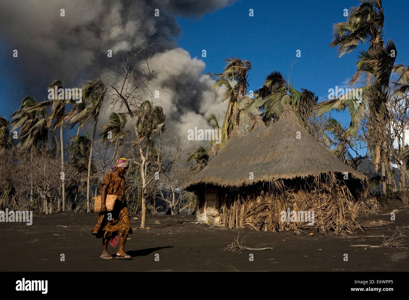 La vie quotidienne sur l'île de Matupit est devenu très difficile en raison de la chute de cendres constante, volcan Tavurvur, Rabaul, East New Britain, Pap Banque D'Images