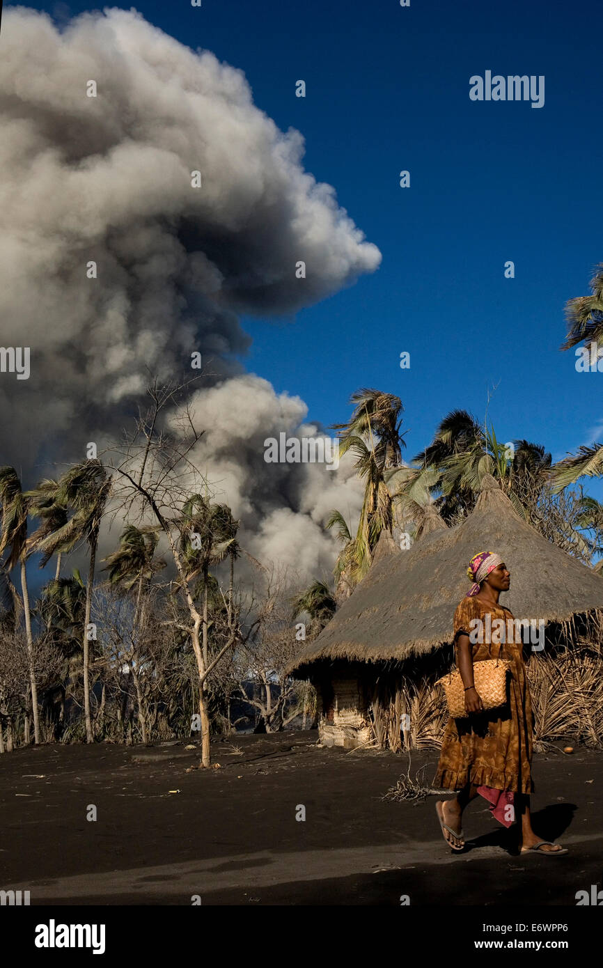 La vie quotidienne sur l'île de Matupit est devenu très difficile en raison de la chute de cendres constante, volcan Tavurvur, Rabaul, East New Britain, Pap Banque D'Images