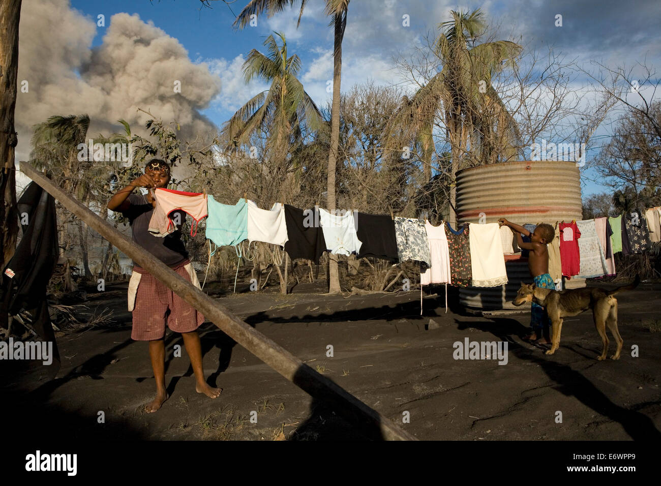 La vie quotidienne sur l'île de Matupit est devenu très difficile en raison de la chute de cendres constante, volcan Tavurvur, Rabaul, East New Britain, Pap Banque D'Images