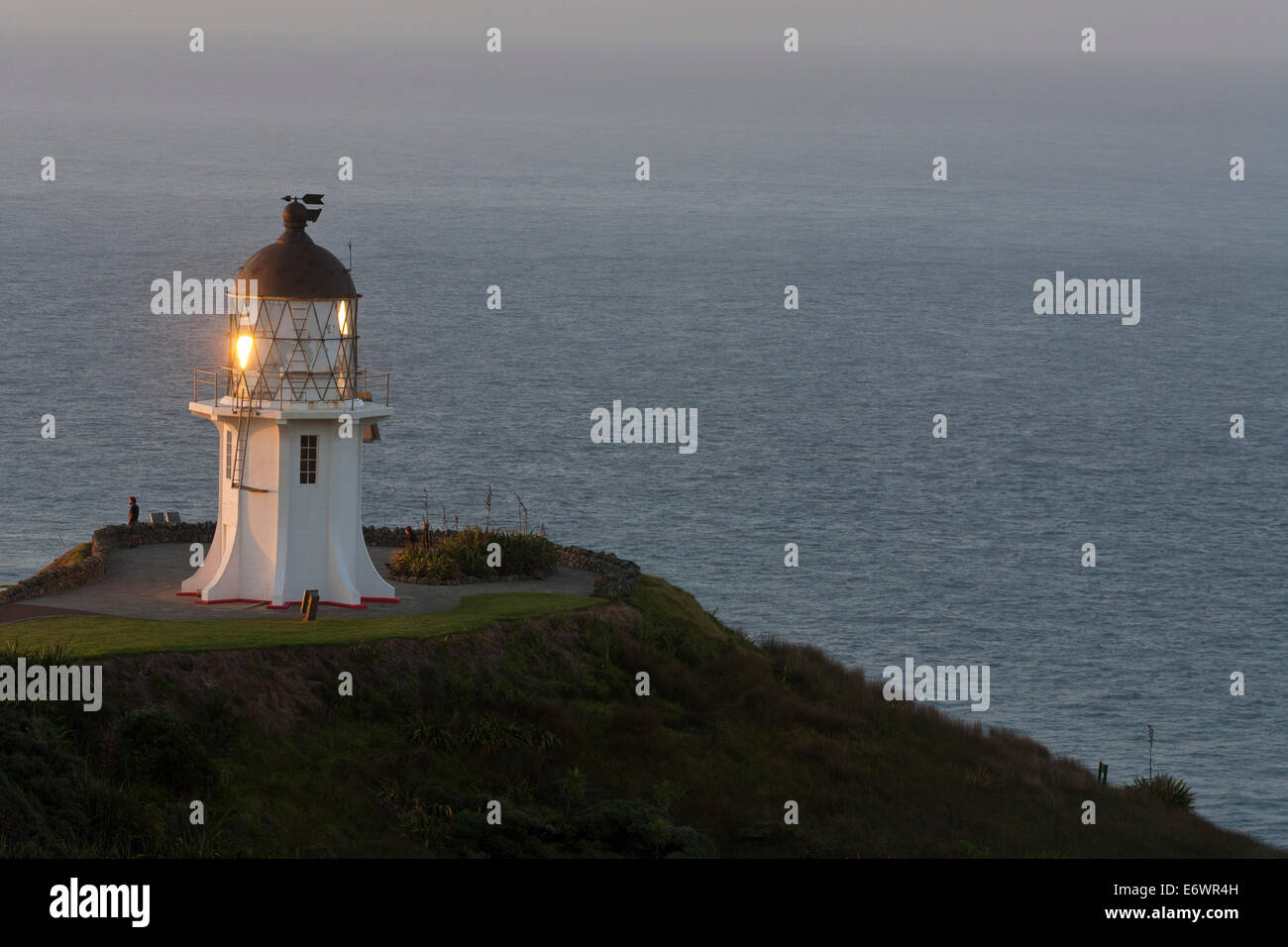 Au phare du cap Reinga, Maori croyance que la cape est où les esprits des morts entre les enfers, plus au nord edition Banque D'Images