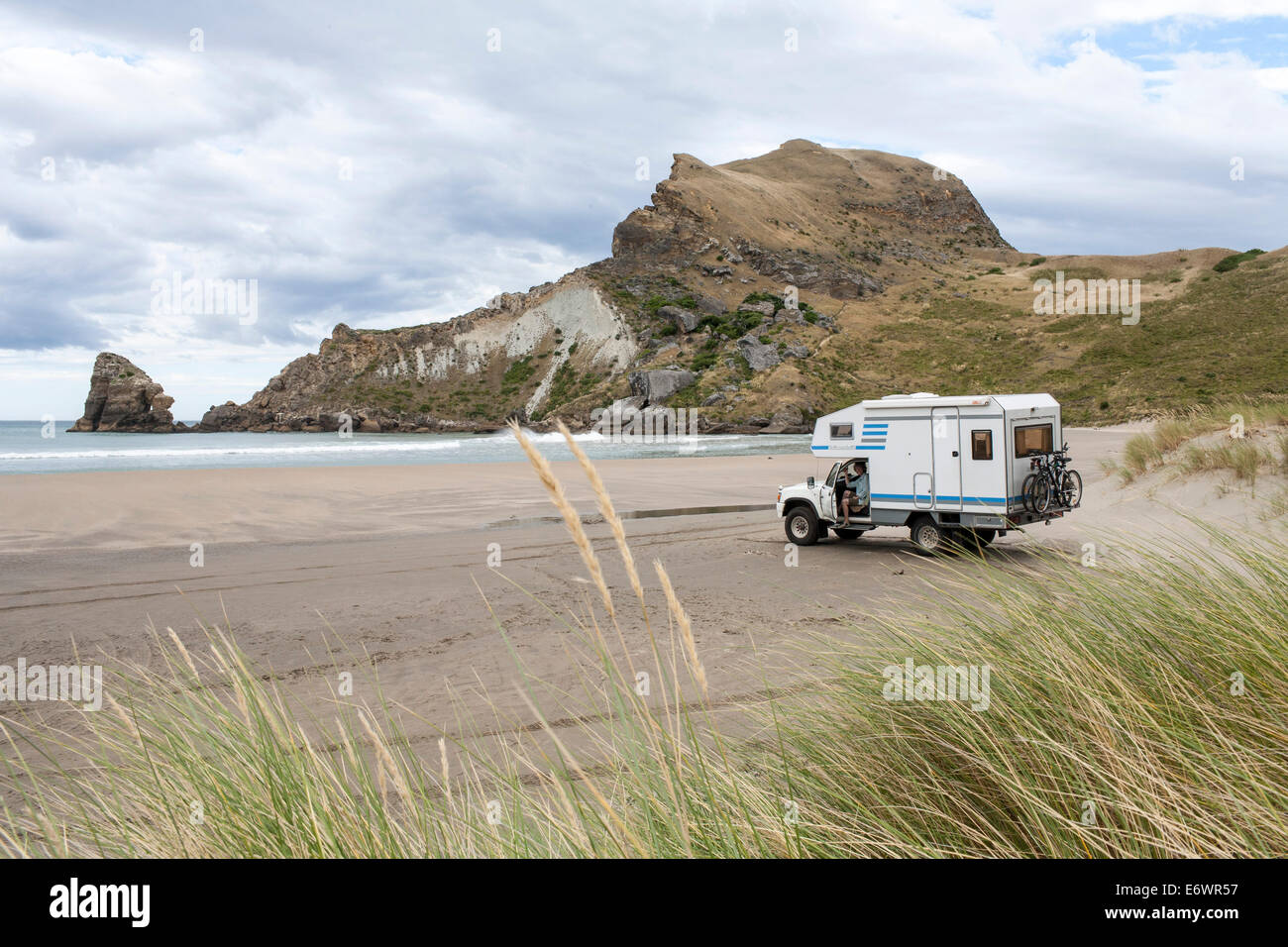 Le camping-car garé sur la plage à Castle Point, région de Wellington, Île du Nord, Nouvelle-Zélande Banque D'Images