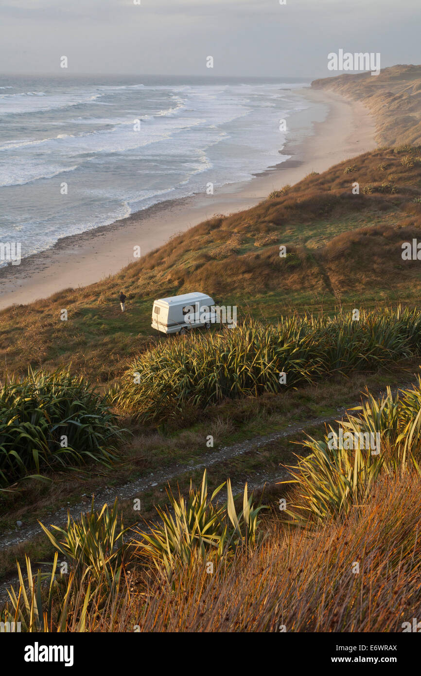 Le camping-car garé sur une plage isolée de la côte ouest, île du Sud, Nouvelle-Zélande Banque D'Images