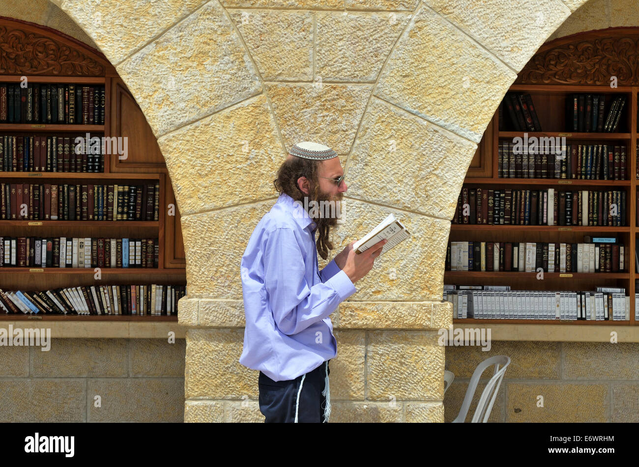 Lit juif Torah près de l'arche de la Torah au Mur des lamentations, Jérusalem, Israël Banque D'Images