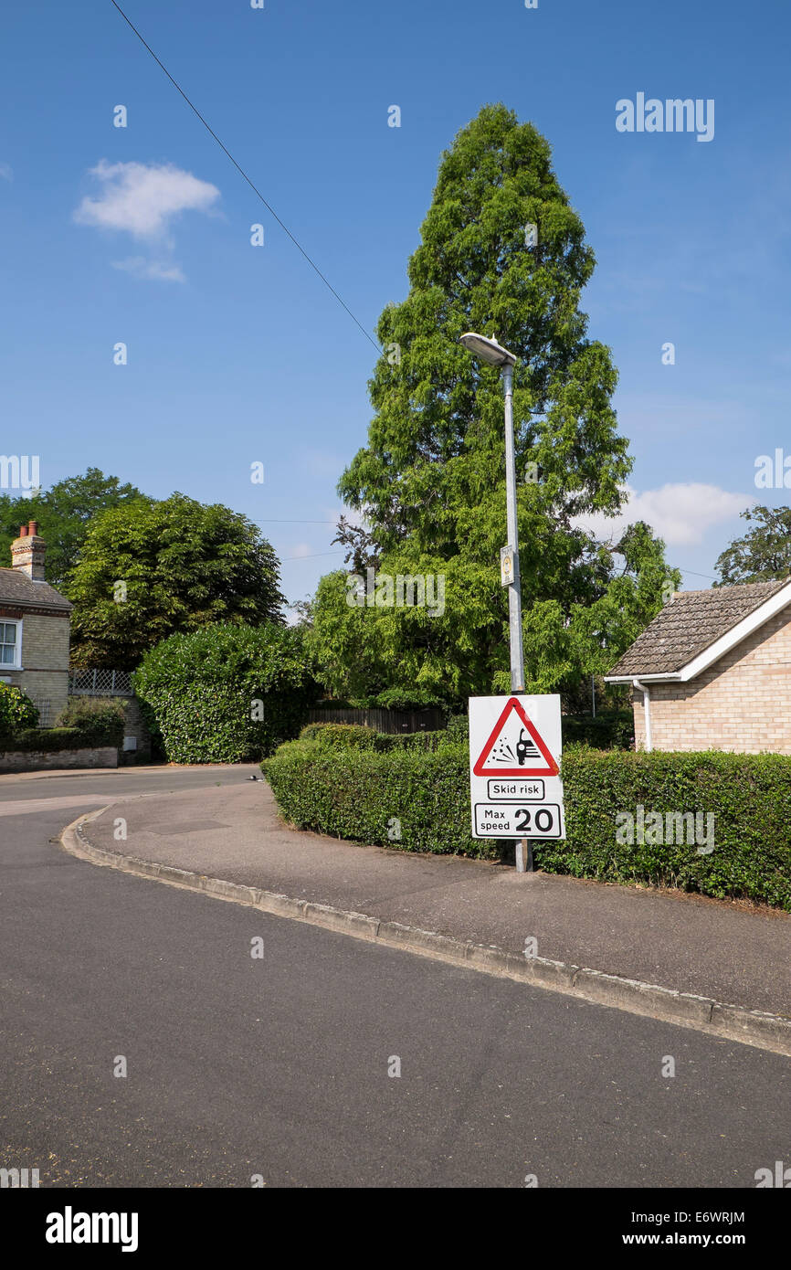 Les travaux routiers signer risque de dérapage vitesse max 20 Banque D'Images