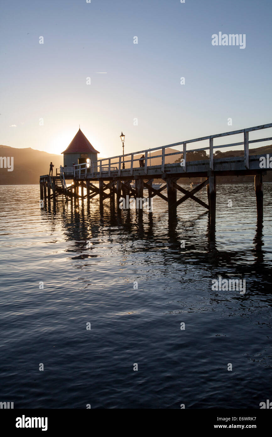 Coucher du soleil au pavillon sur Daly's Wharf, New Caledonia jetée à la péninsule de Banks, Canterbury, île du Sud, Nouvelle-Zélande Banque D'Images